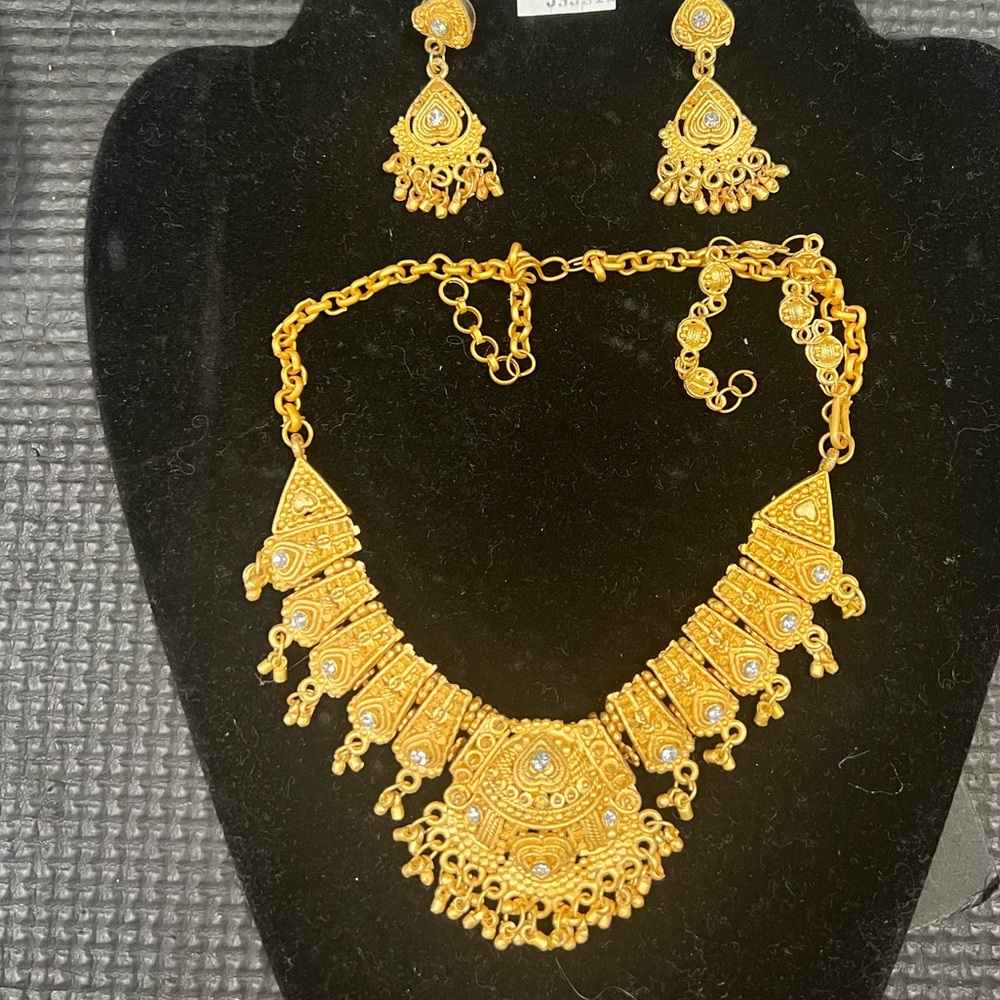 Elegant Gold Necklace and Earring Set